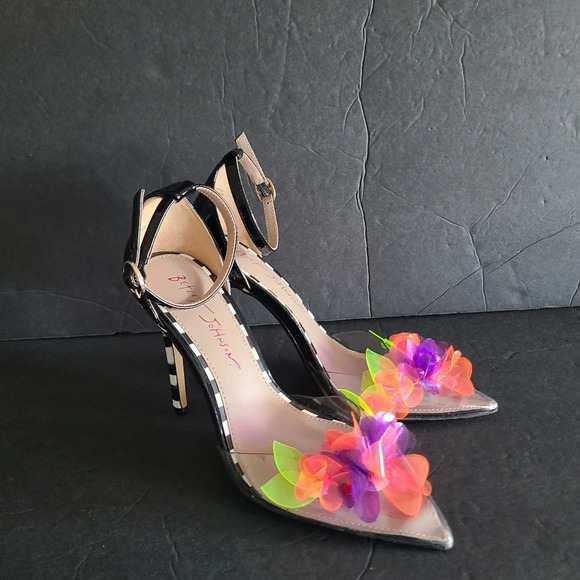 Betsey Johnson Shoes - Betsey Johnson Landyn  flower casual heels pump sz .7